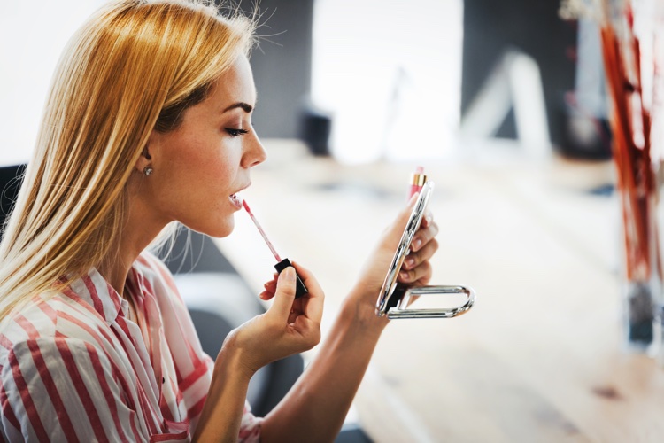 jeune fille applique rouge à lèvres rose maquillage naturel pour réunion vidéo