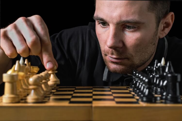 jouer aux échecs passe-temps intelligent homme