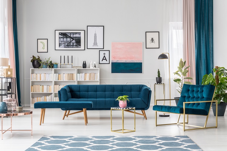 living room with velvet sofa drapeaux et canapées en velours en bleu canard