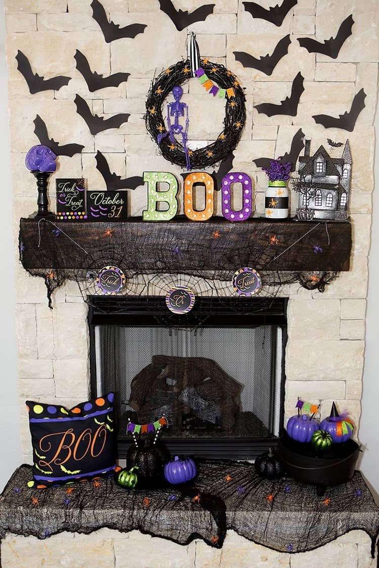 manteau de cheminee decoration Halloween teintes violettes citrouilles objets déco