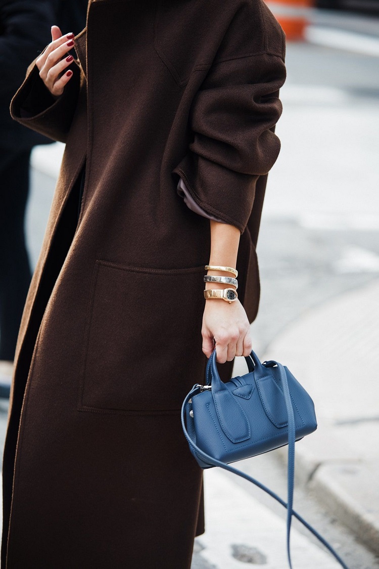 manteau long marron avec mini sac bleu pastel