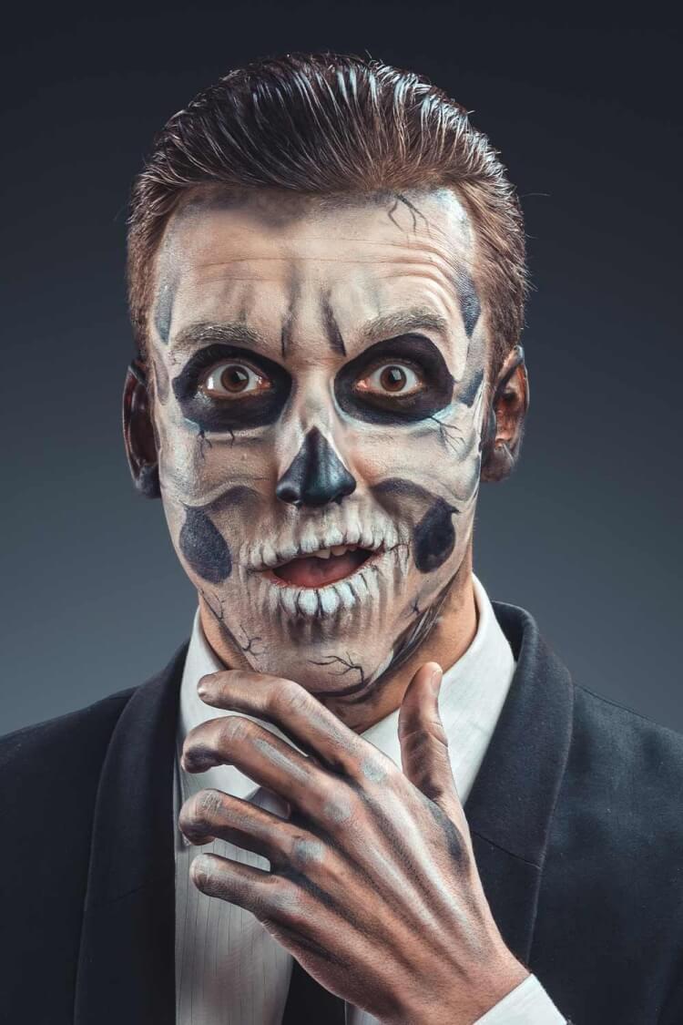 maquillage homme halloween pour visage mains crâne noir blanc