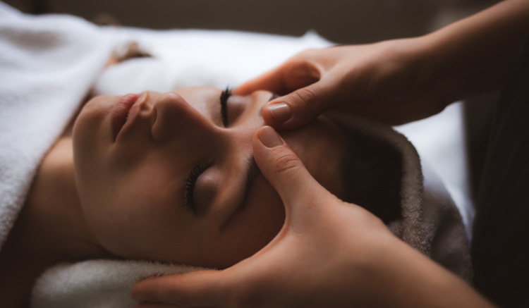 massage visage huille essentielle néroli calmer peau enflammée traiter acné