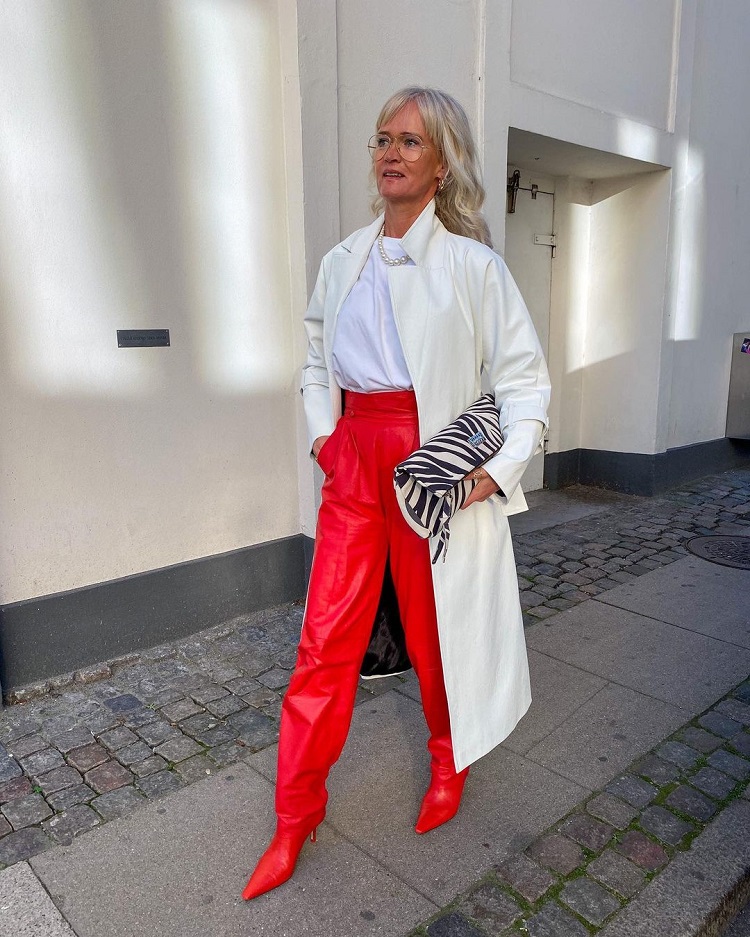 mode cuire 2020 manteau blanc bottes rouges femme agée élégante