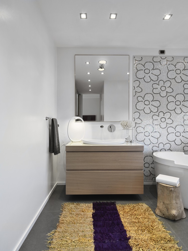 modern bathroom interieur with carpet in contrasting colors