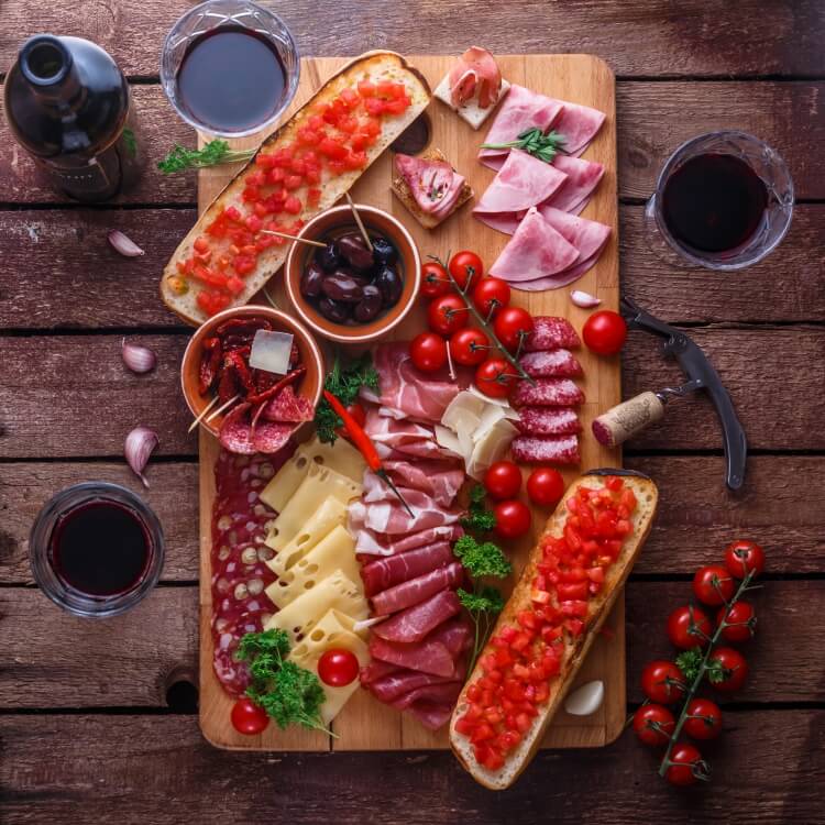 plateau de charcuterie et fromage vin rouge tomates cherry