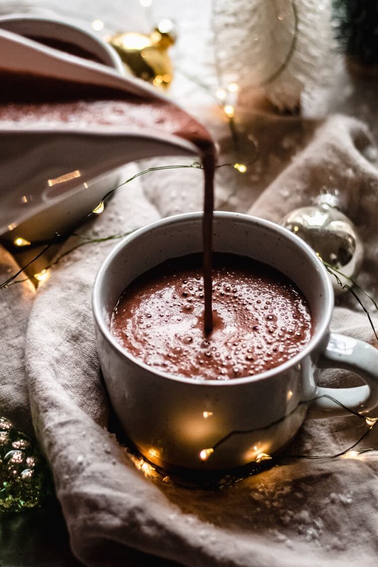 préparation chocolat chaud onctueux boisson réconfortante hiver