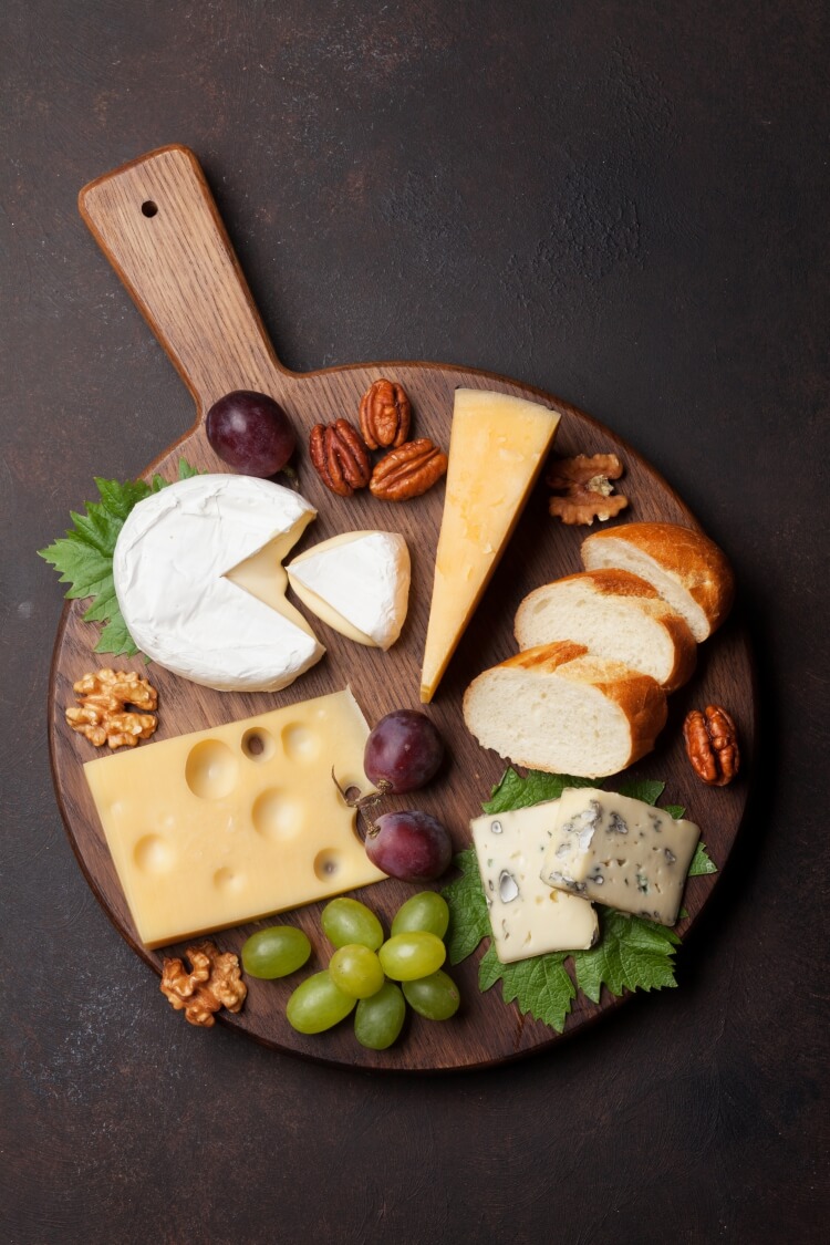 présentation plateau de fromage combinaison types différents