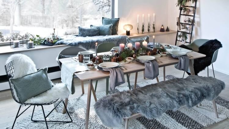 salle à manger bougies fausses fourrures tapis nordiques déco hygge