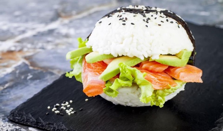 sushi burger au saumon tranches avocat laitue graines de sésame noir