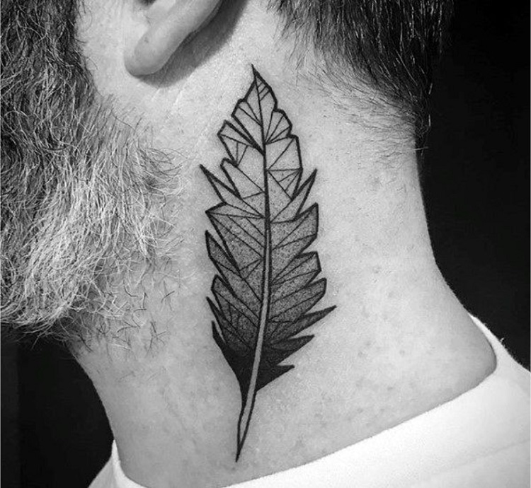 tatouage homme plume sur le cou