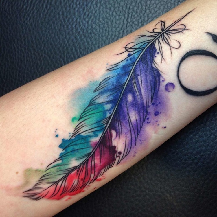 tatouage plume aquarelle coloré
