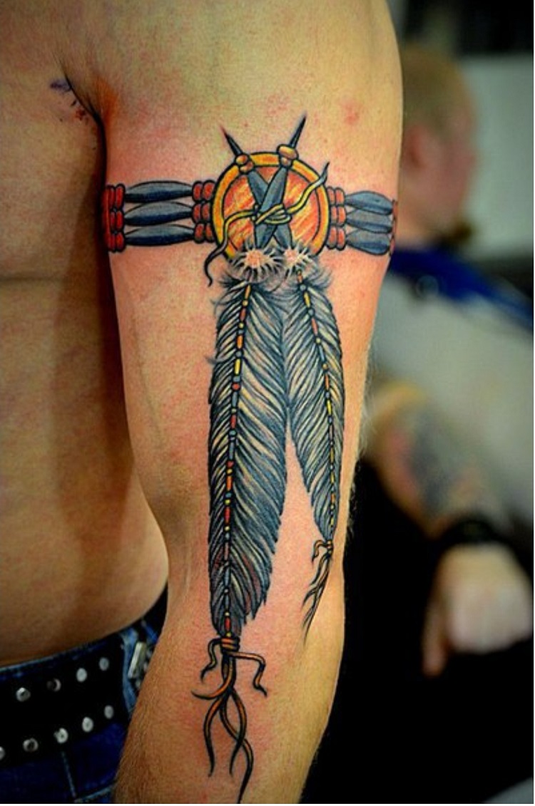tatouage plume indienne homme bras