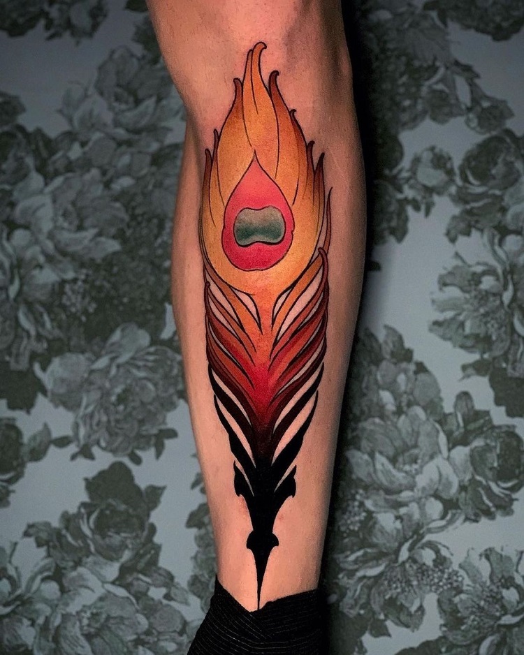 tattoosnob plume de paon coloré sur le jambe