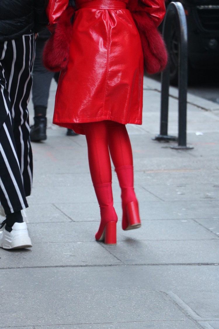trench coat leggings tenue toute rouge tendance mode 2020 - 2021