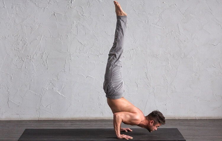 trouver passe-temps homme postures yoga entraînement domicile