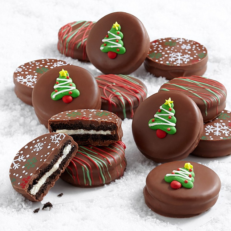 biscuits oreo couverts de chocolat décorés avec un sapin