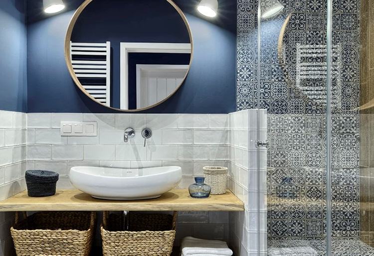 carrelage mi hauteur salle de bain carreaux métro blancs douche italienne carreaux de ciment bleus