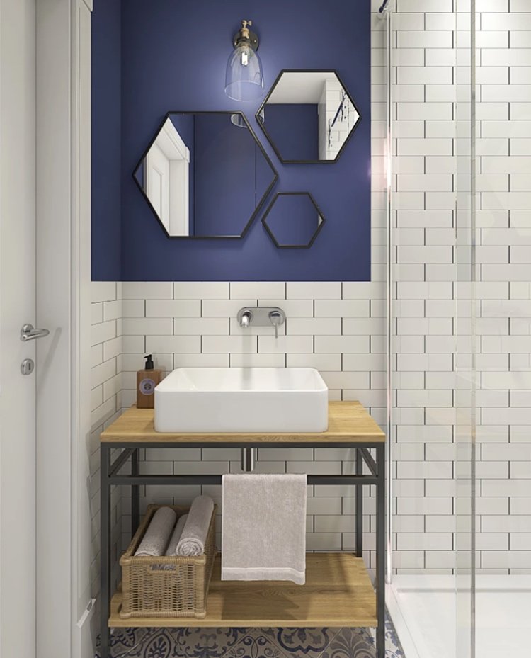 carrelage métro blanc mi hauteur peinture bleue salle de bain