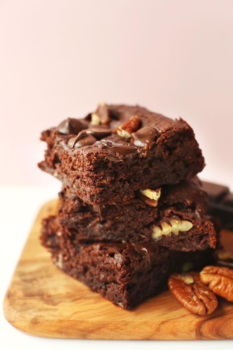 carrés de brownie fondant chocolaté noix de pacanes pépites de chocolat recette sans gluten