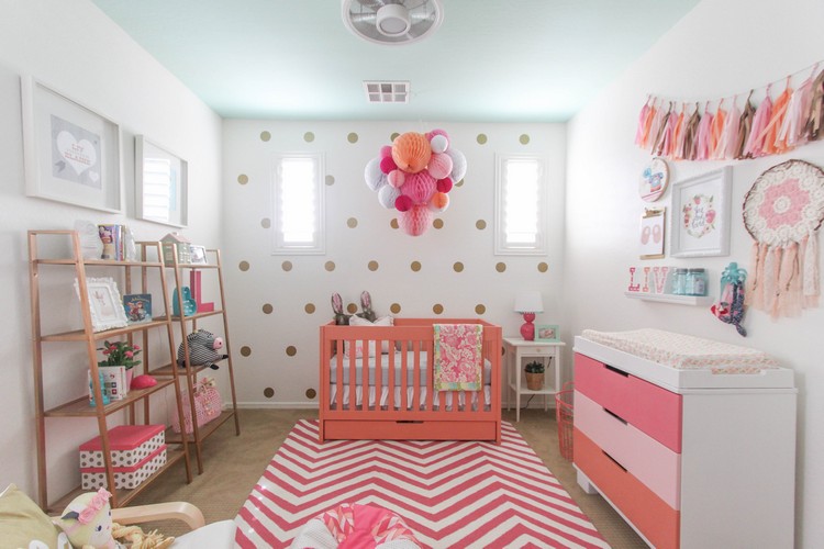 chambre bébé fille décoration rose accents boho chic