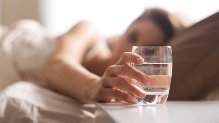 combattre fatigue matinale boire verre eau réveil