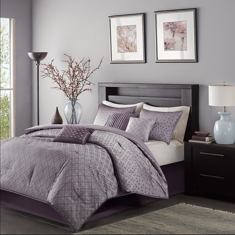 couleur mauve pastel avec des murs gris et meubles en bois foncé