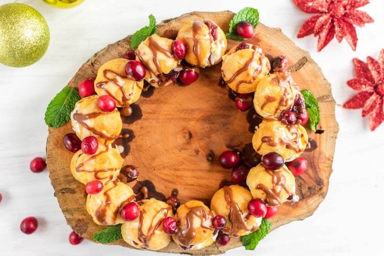 couronne gourmande Noel profiteroles creme fouettee chocolat canneberges
