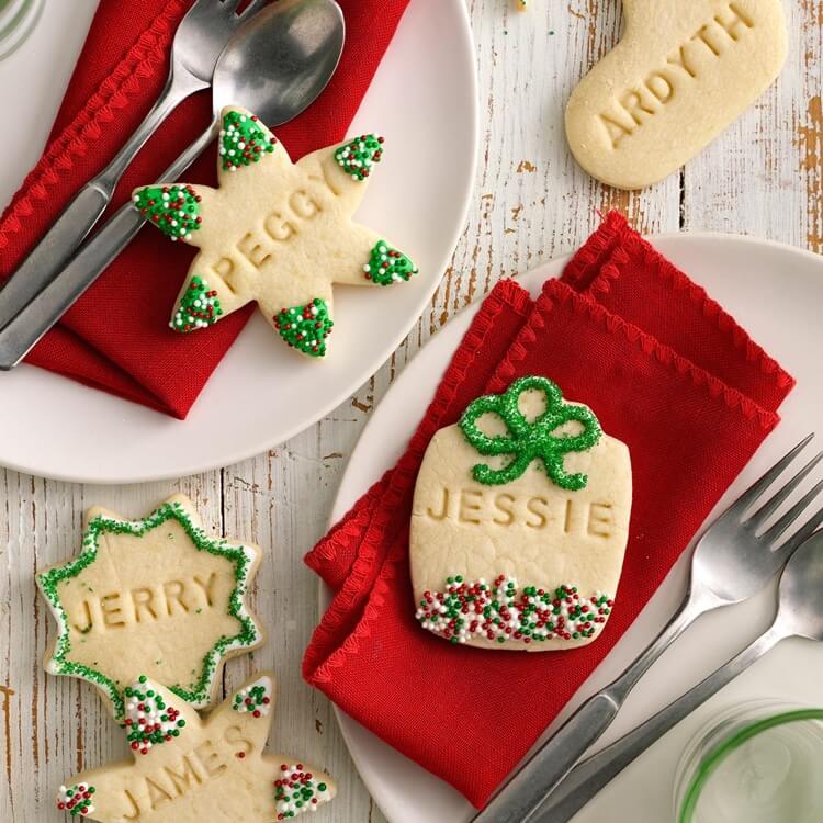 decoration biscuits de Noel estampilles glacage royal perles en sucre multicolores
