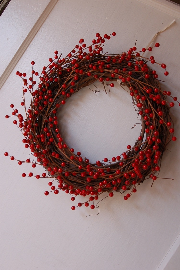 decoration de couronne de noel maison en branchage et baies rouges artificielles couronne de Noël en paille à décorer soi-même