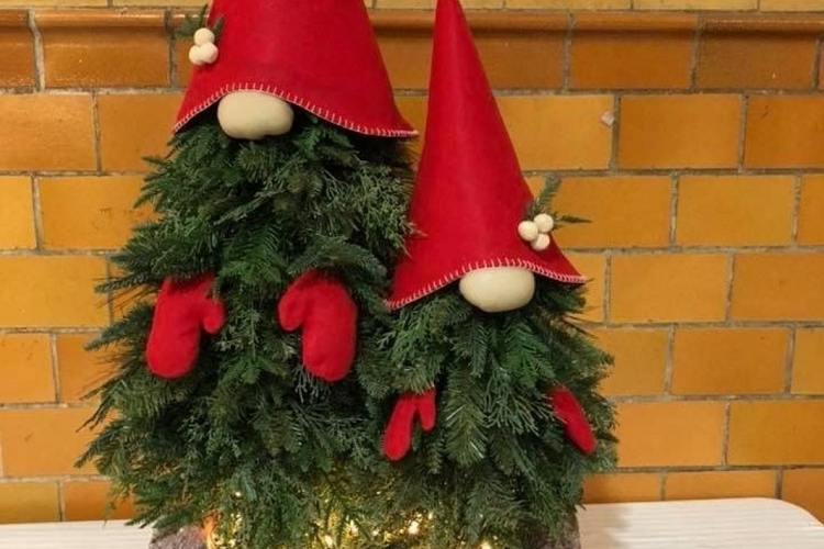 Gnomes en branches de sapin DIY pour décorer le jardin pour Noël