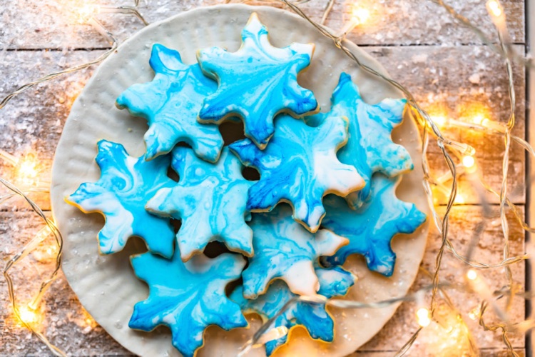décoration biscuits au sucre marbrés flocons de neige effet marbré bleu