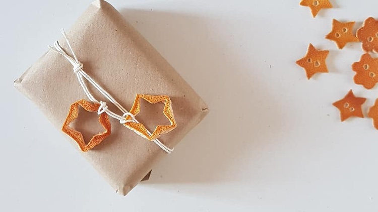 décoration emballage cadeau Noel étoiles pelure orange ficelle blanche papier craft