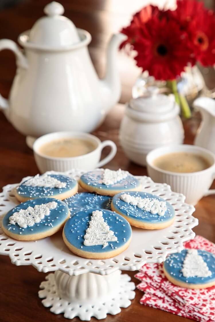 décoration sablés de Noel glacage bleu motif sapins crème au beurre