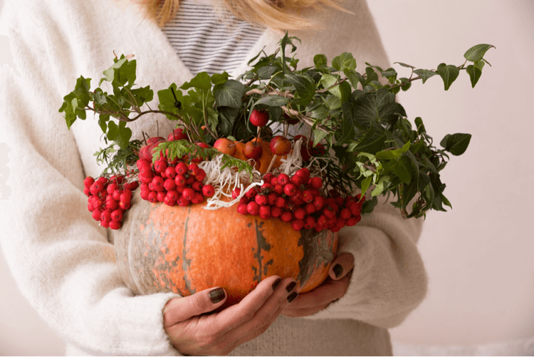 décorations automne faire soi meme citrouille vase composition baies rouges lierre