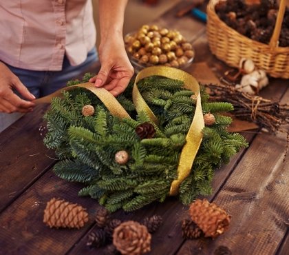 fabriquer couronne de noel avec branche de sapin tuto couronne de noel avec branche de sapin et pomme de pin