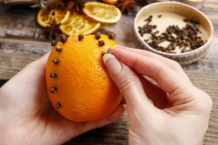 fabriquer un pot pourri noël fait maison façon pomme dambre oranges recouvertes clous girofle