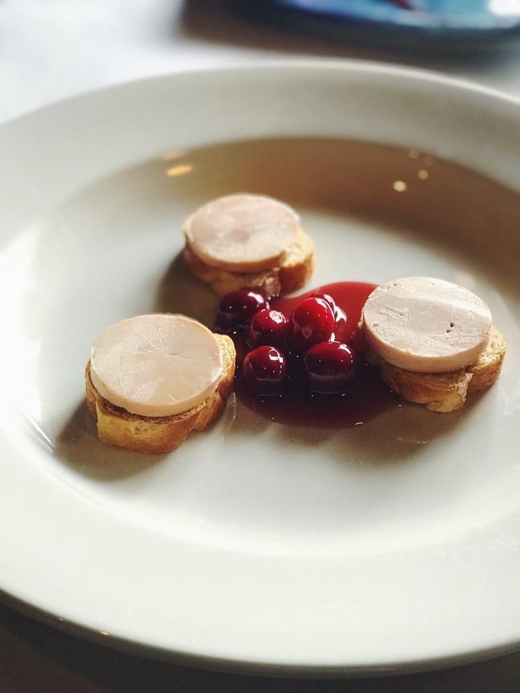 foie gras torchon baguette pain sauce baies rouges