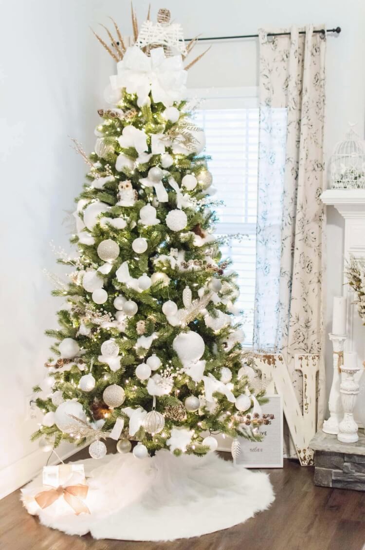 idée décoration arbre noël ornements jupe en blanc