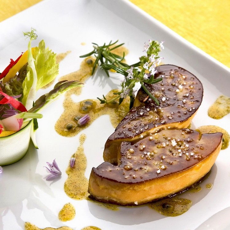 idée présentation foie gras canard servi fleurs comestibles