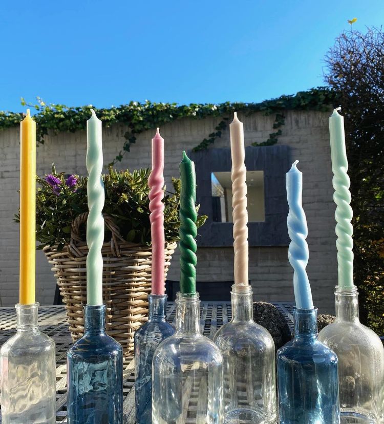 idées déco table garden party canon avec bougies torsadées multicolores diy