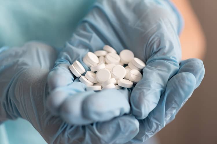 médicament contre le coronavirus aspirine essai clinique réduire risques thrombose