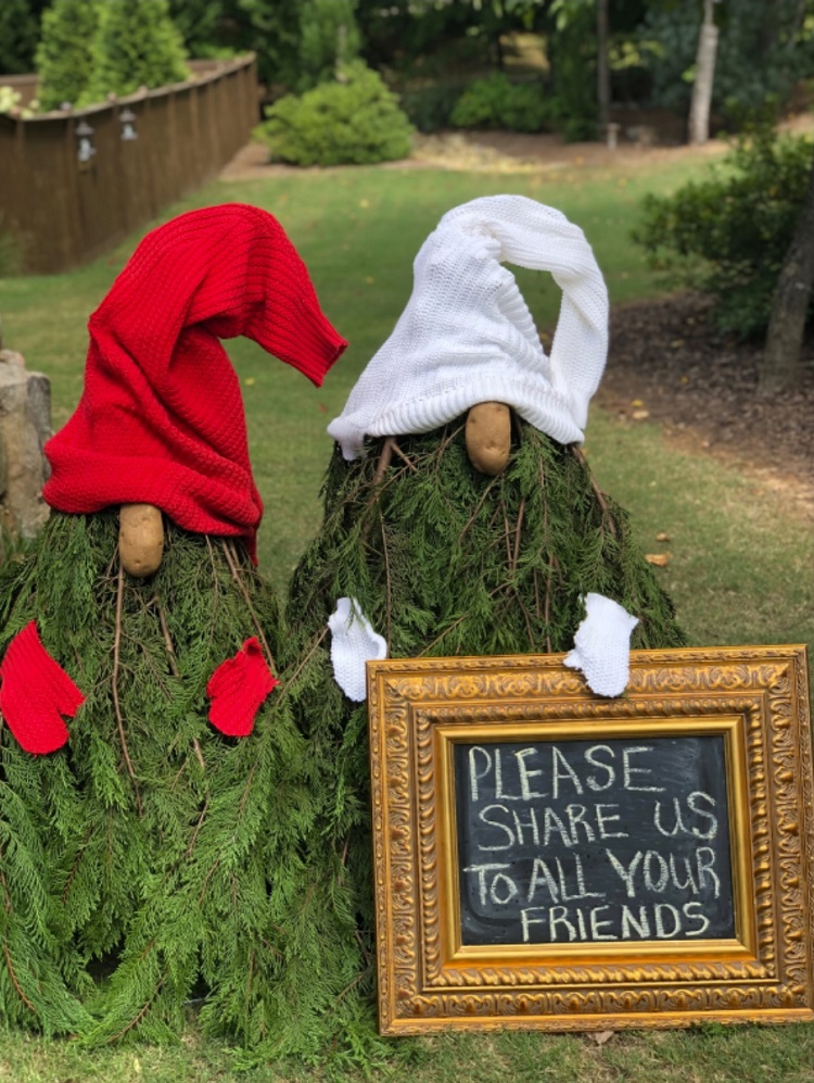 partagez avec vos amis déco festive pour le mois de Decembre gnomes en branches de sapin 