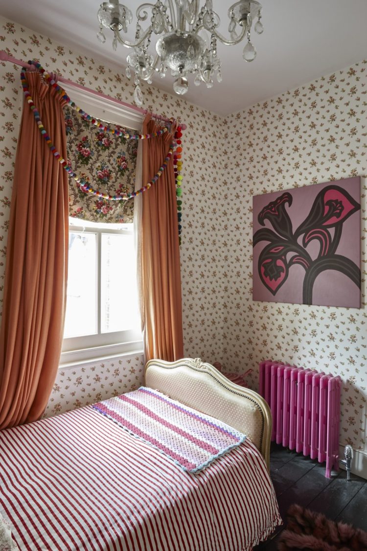 peinture radiateur rose vif papier peint floral vintage chambre eclectique