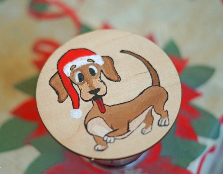 petit chien dessiné sur une rondelle de bois