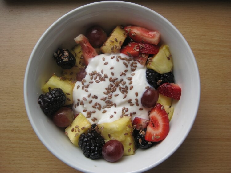 petit-déjeuner sain fruits frais graines lin yogourt