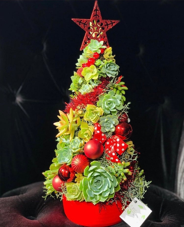 plantdesignmelbourne arbre de Noël avec des succulents et des ornements thématiques