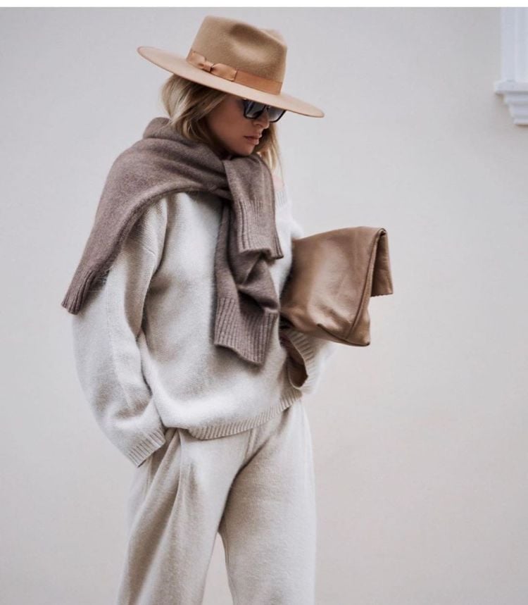 pull en laine porté façon écharpe mode femme hiver 2020 2021