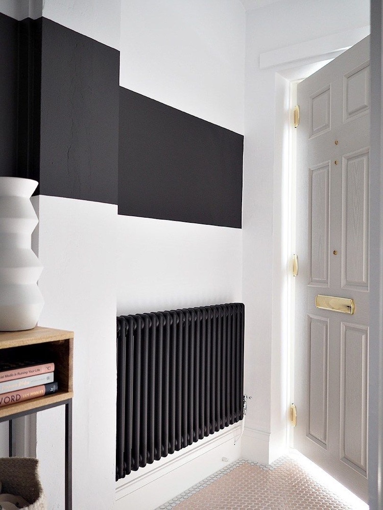 radiateur peint en noir deco interieur noir et blanc