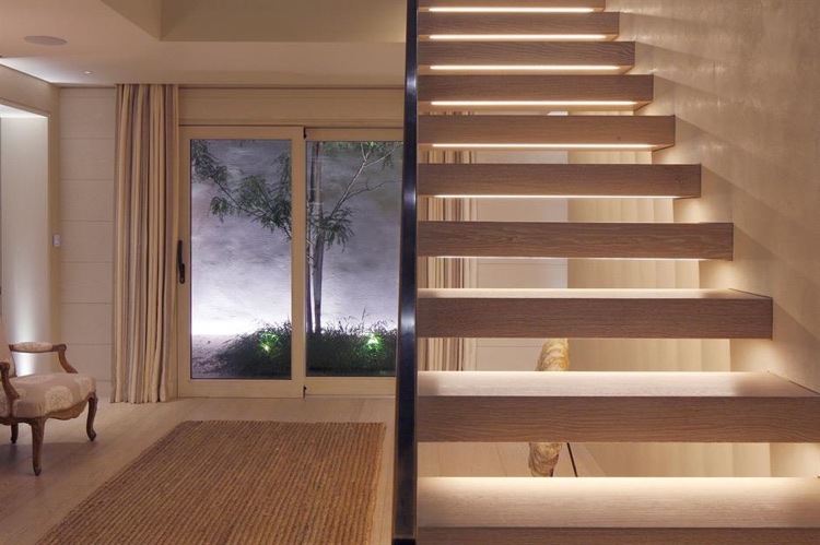 relooker un escalier en bois sans contremarche bandes LED détecteurs de mouvement